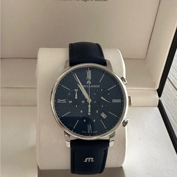 The 40mm stainless steel case watch is slenderenhancing wearer comfort.